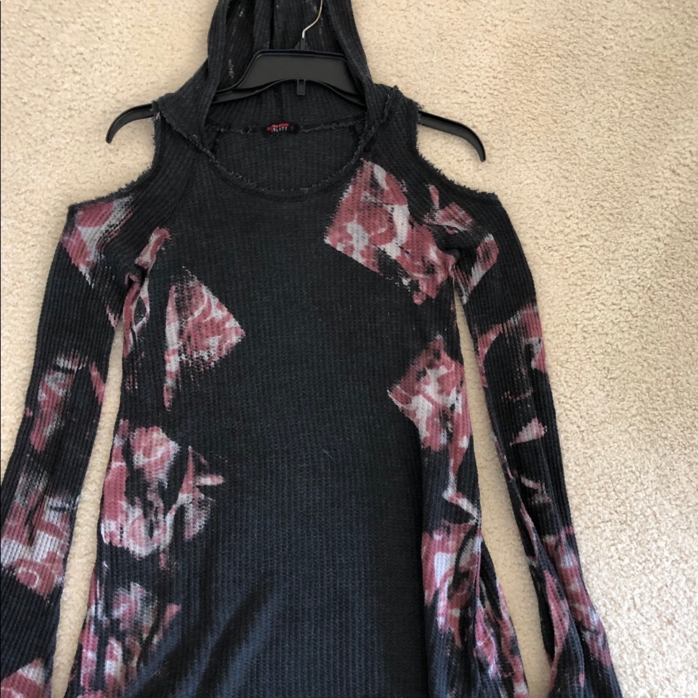 Open shoulder top